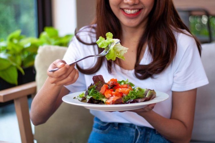 Happiness Is a Salad: Strong Correlations Between What We Eat and How We Feel